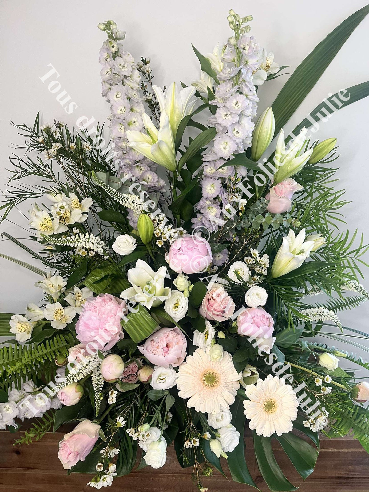 Arrangement d'urne rose et lys