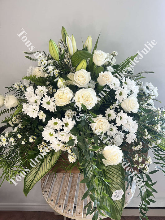 Arrangement de cercueil tout blanc