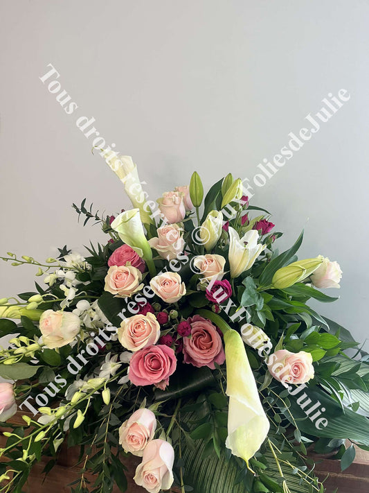 Arrangement de cercueil roses et callas